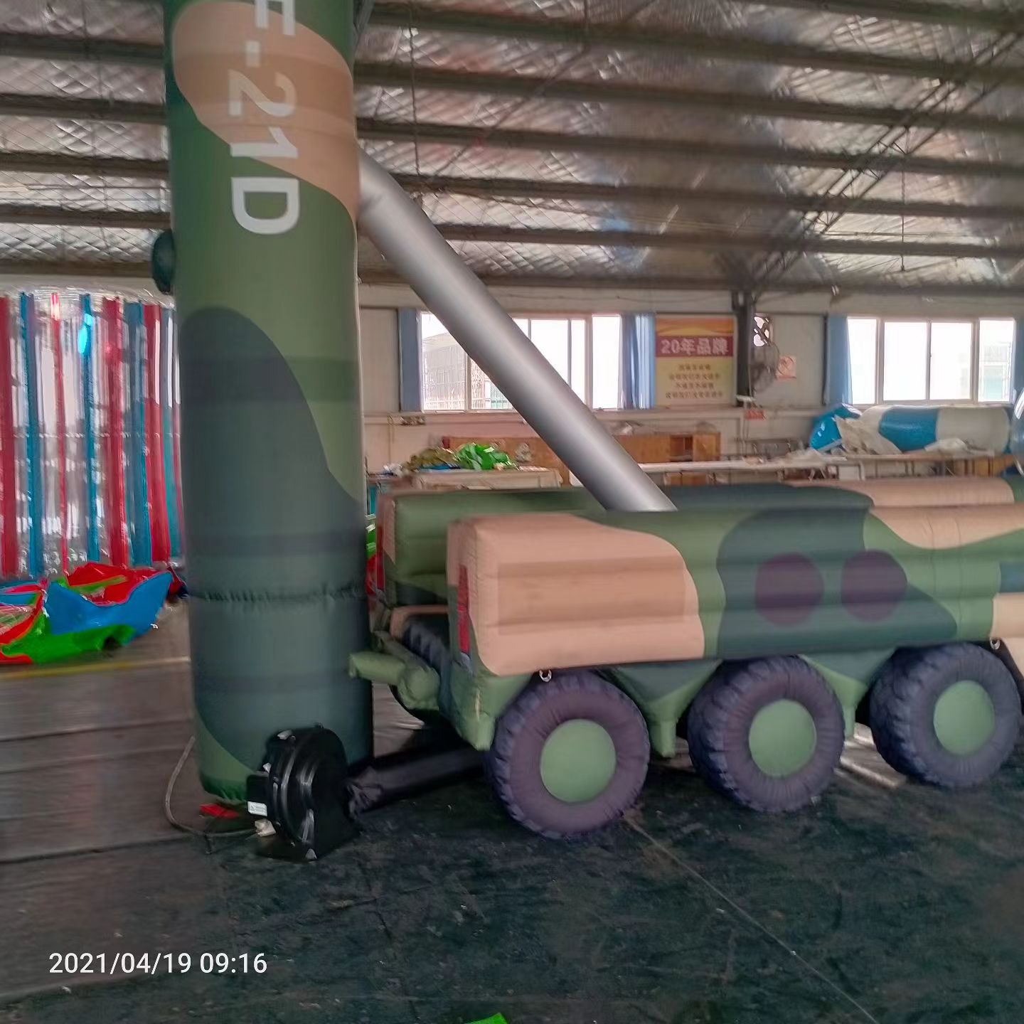 芦淞军事演习中的充气目标车辆：模拟发射车雷达车坦克飞机